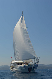 Yacht Gul Sultan sailing