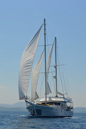 Yacht Gul Sultan sailing