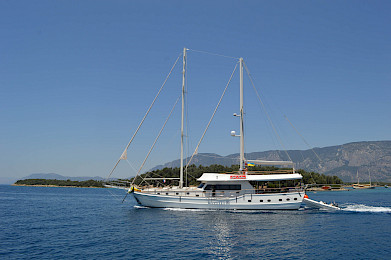 Yacht Gul Sultan side view