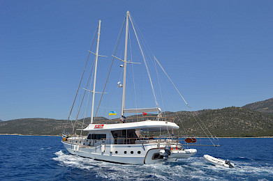 Yacht Gul Sultan side view