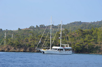 Yacht Gul Sultan side view