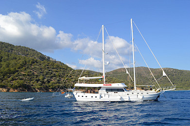 Yacht Gul Sultan side view