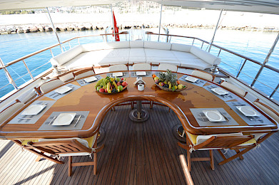 Yacht Gul Sultan dining table