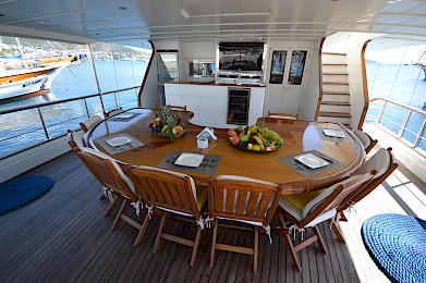 Yacht Gul Sultan dining table