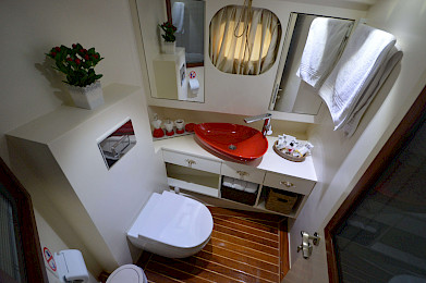 Yacht Gul Sultan cabin bathroom