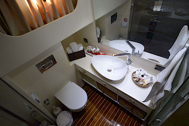 Yacht Gul Sultan cabin bathroom