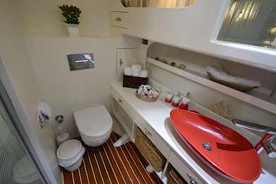 Yacht Gul Sultan cabin bathroom