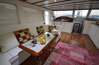 Yacht Gul Sultan saloon