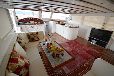 Yacht Gul Sultan saloon