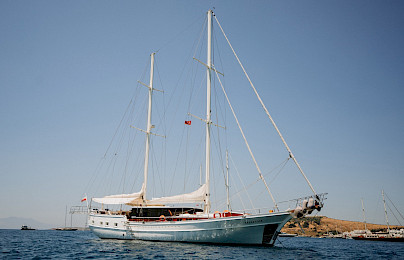 Yacht Beyaz Lale side view