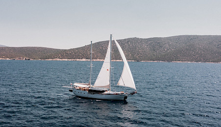 Yacht Beyaz Lale sailing