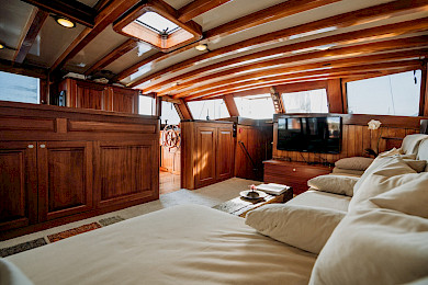 Yacht Beyaz Lale saloon