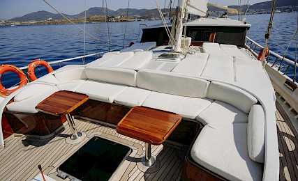 Yacht Beyaz Lale deck