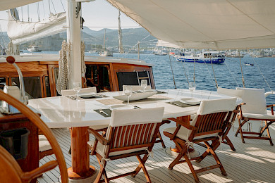 Yacht Beyaz Lale dining table