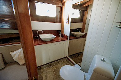 Yacht Beyaz Lale cabin bathroom