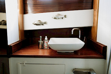 Yacht Beyaz Lale cabin bathroom