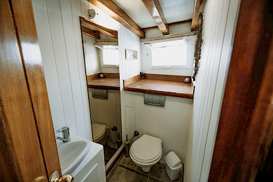 Yacht Beyaz Lale cabin bathroom