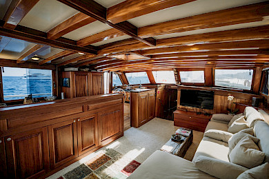 Yacht Beyaz Lale saloon