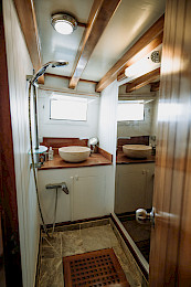 Yacht Beyaz Lale cabin bathroom