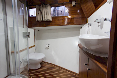 Yacht Hemera cabin bathroom