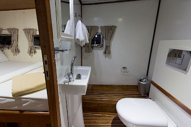 Yacht Hemera cabin bathroom