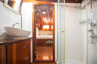 Yacht Hemera cabin bathroom