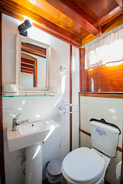 Yacht Hemera cabin bathroom