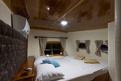 Yacht Hemera cabin