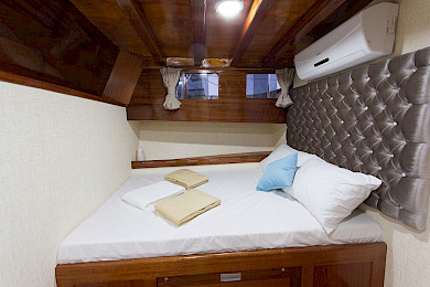 Yacht Hemera cabin