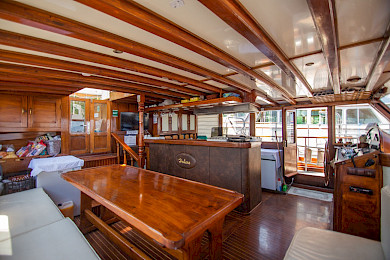 Yacht Hemera saloon