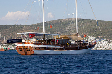 Yacht Hemera side view