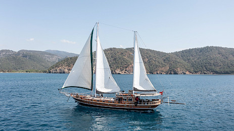 Yacht Serenad A side view