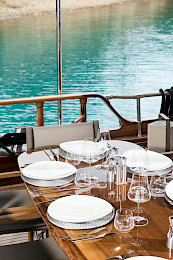 Yacht Serenad A dining table