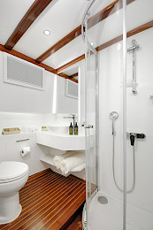 Yacht Serenad A cabin bathroom