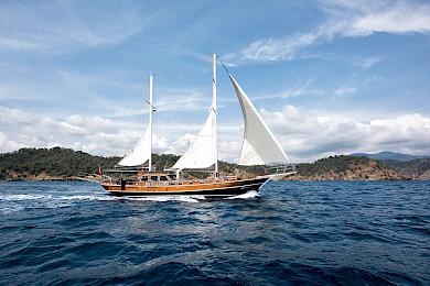 Yacht Serenad A side view