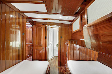 Yacht Serenad A cabin