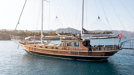 Yacht Serenad A side view