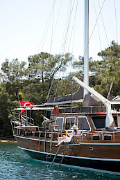 Yacht Serenad A side view