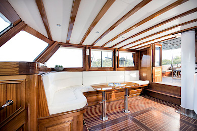 Yacht Serenad A saloon