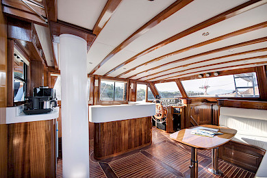 Yacht Serenad A saloon