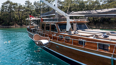 Yacht Serenad A side view