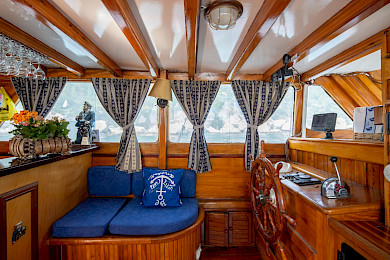 Yacht San saloon