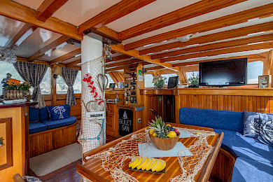 Yacht San saloon