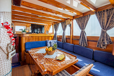 Yacht San saloon