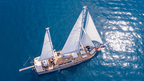 Yacht Dea Del Mare aerial view