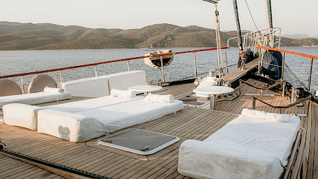 Yacht Dea Del Mare deck