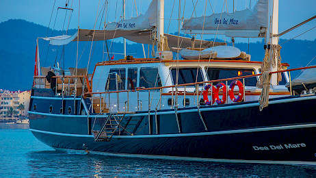 Yacht Dea Del Mare side view