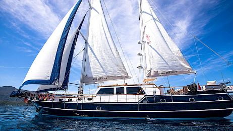 Yacht Dea Del Mare side view