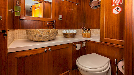 Yacht Dea Del Mare cabin bathroom