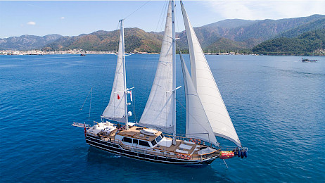 Yacht Dea Del Mare aerial view